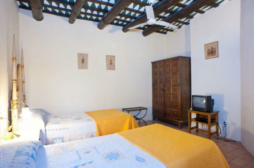 Hostal La Riera Torroella De Montgri Ngoại thất bức ảnh